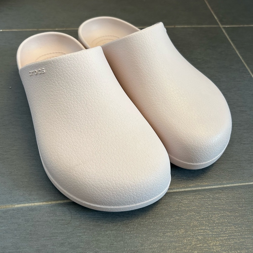 Light pink Crocs Clogs